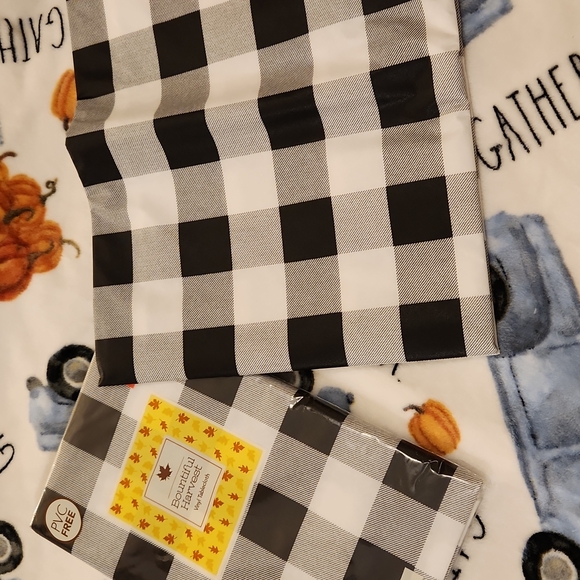 Buffalo check table cloth. - Picture 2 of 6
